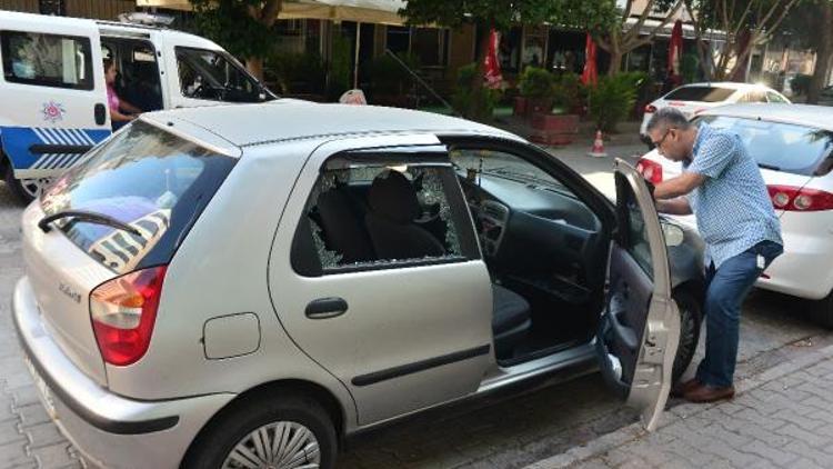 Otomobilin camını kırıp 700 lira çaldılar