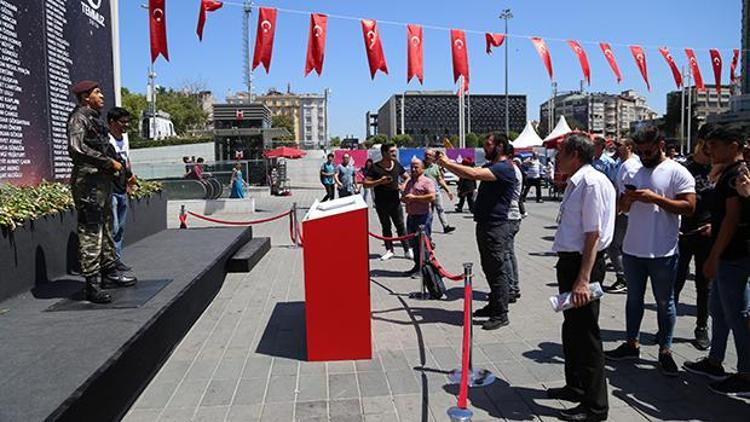 Taksim Meydanına Ömer Halisdemir heykeli