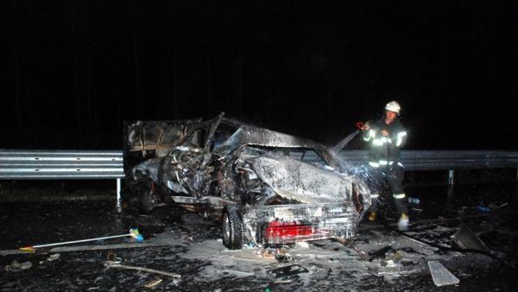 Kastamonuda kaza yapıp alev alan otomobilde 2 kişi yaralandı