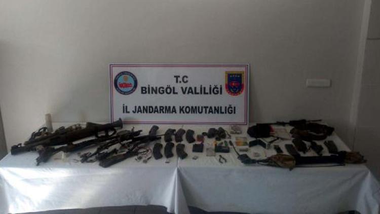 Bingöl’de öldürülen PKK’lılara ait silah ve muhimmatlar bulundu
