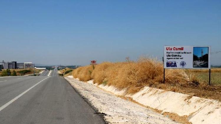 Biga Belediyesi karayoluna tanıtım tabelaları koydu