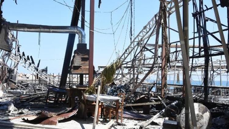 Balıkçı barınağındaki yangında 2 restoran kül oldu, Sahil Güvenlik binası zarar gördü (2)