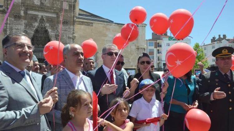 Şehitler için gökyüzüne 249 balon bıraktılar