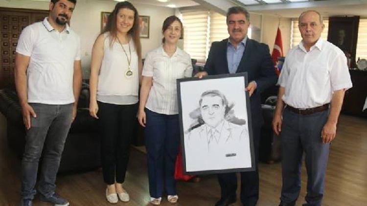 Başkan Özdemir’e kendi portresi hediye edildi