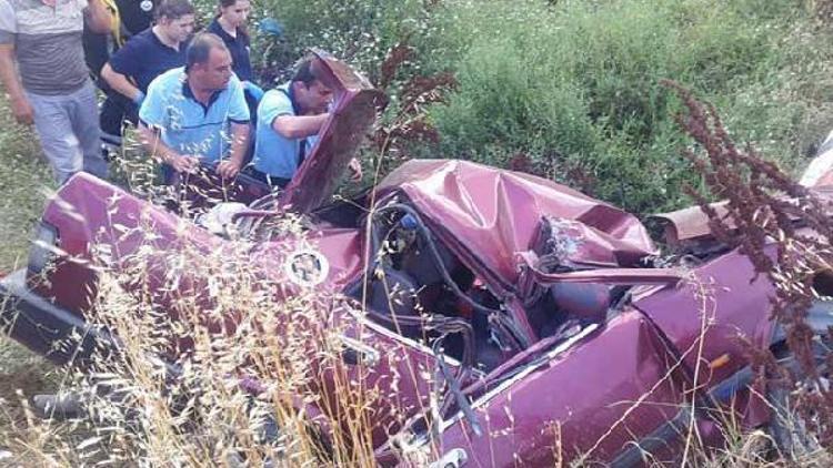 Traktör römorkuna çarpan otomobilin sürücüsü yaralandı