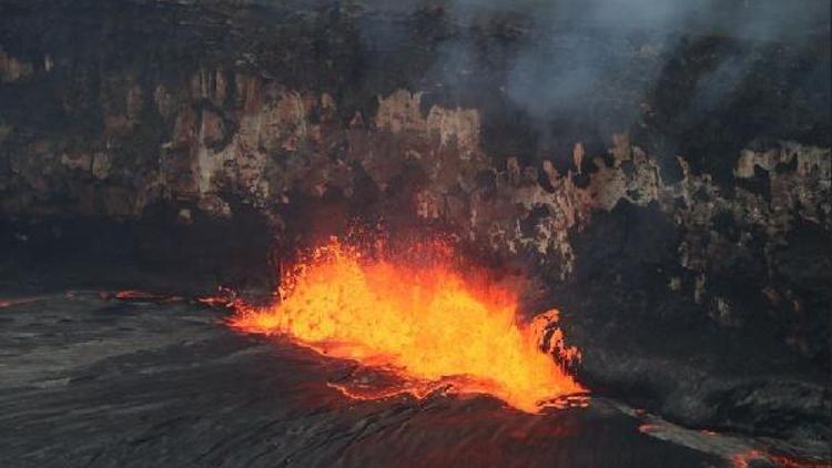 Hawai ve Guetamaladaki yanardağlardan lav ve kül manzaraları