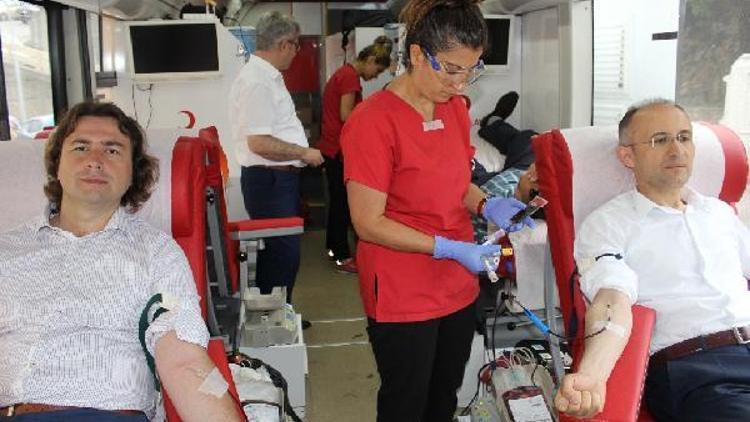 Sağlıkçılar kan bağışında bulundu
