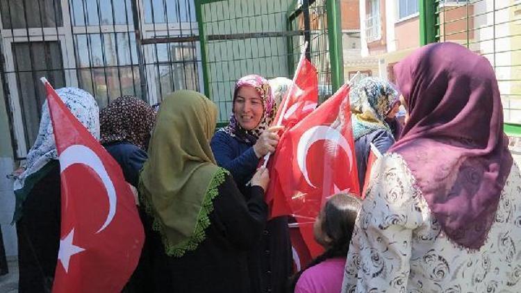 Iğdırlar Derneğinden 5 bin Türk bayrağı