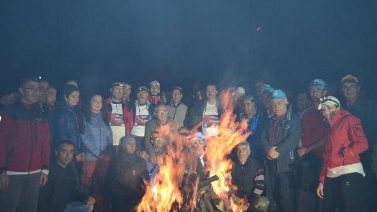 Süphan Dağı’na tırmanıp,  demokrasi ateşi yaktılar