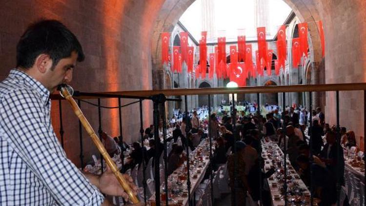 Tarihi Çifte Minareli Medresede şehit yakınları ve gazilere yemek