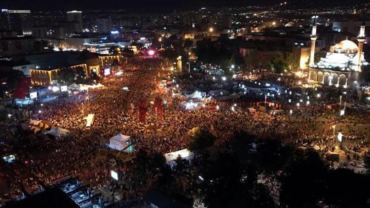 Kayseride binlerce kişi Cumhuriyet Meydanında toplandı