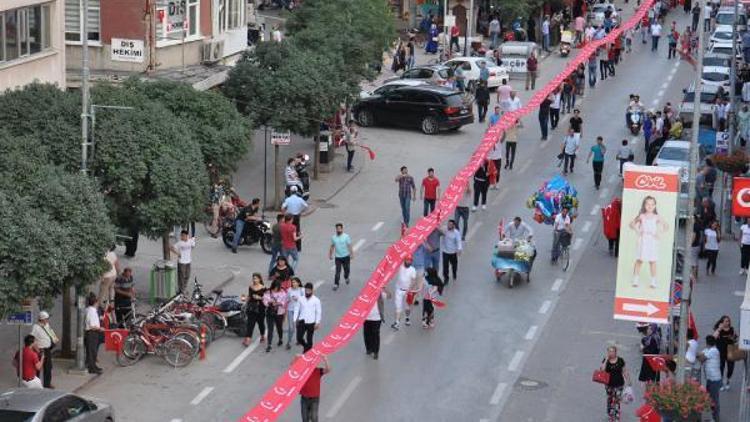 İnegöllüler şehitlerin isimlerinin bulunduğu 249 metrelik Türk Bayrağı ile yürüdü