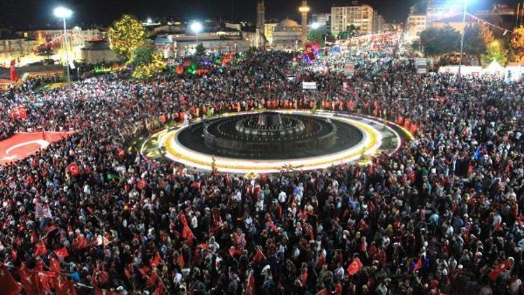 Sivasta onbinlerce kişi demokrasi nöbetinde buluştu