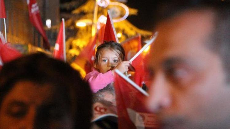 Binlerce insan Türk bayraklarıyla meydanları doldurdu