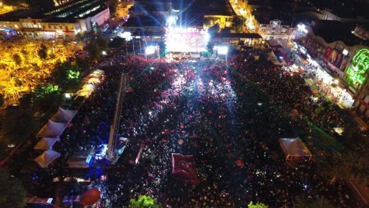 Adapazarında binlerce kişi Demokrasi Meydanında toplandı