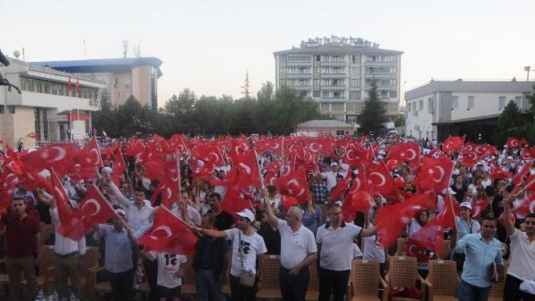 Tuncelide 5 bin kişi, Türk bayraklarıyla 15 Temmuzu andı