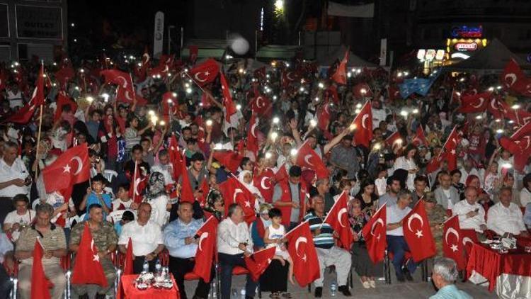 Osmaniyede binlerce kişi Demokrasi nöbetinde