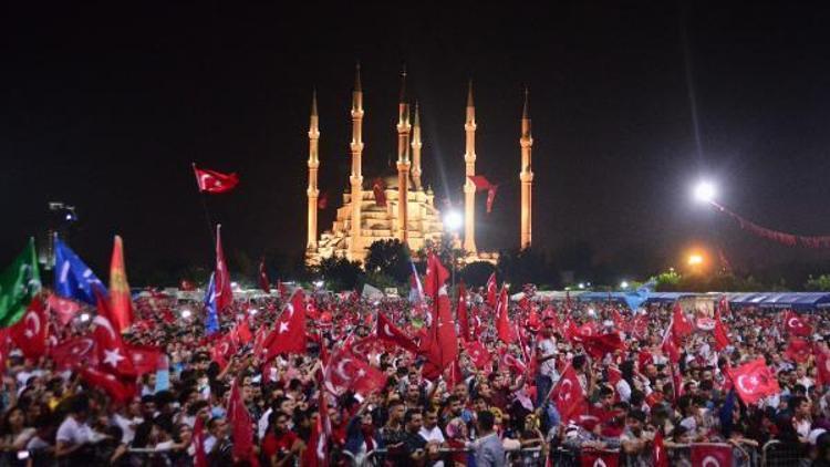 Onbinlerce Adanalı, 15 Temmuz şehitleri ve demokrasi için nöbet tuttu