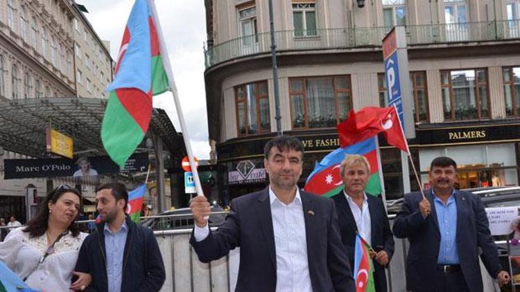 Azeriler sivillere saldırıları kınadı