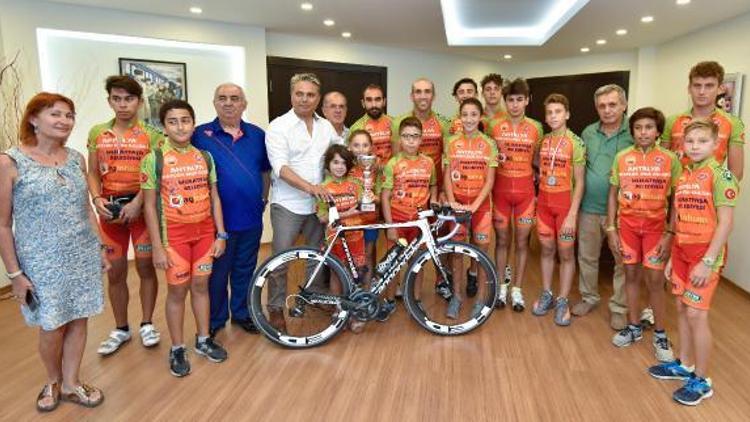 Triatlon şampiyonluk kupası Muratpaşada