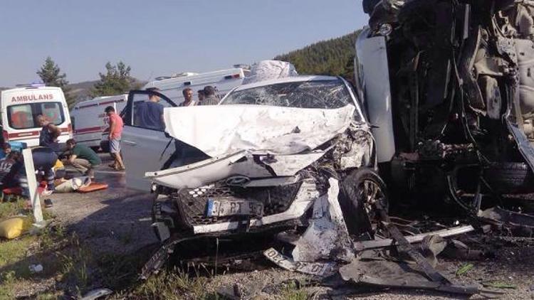 Karavanla otomobil çarpıştı: 9 yaralı