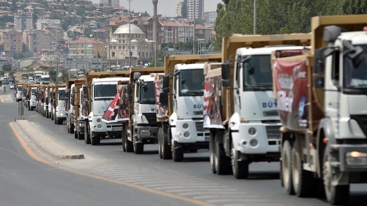 Kamyon ve iş makineleriyle 15 Temmuz konvoyu