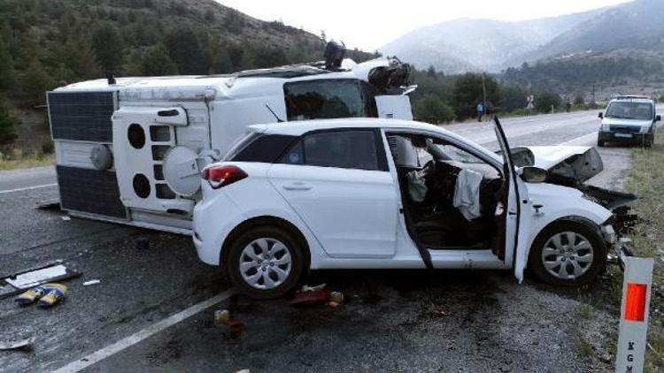 Karavanla otomobil çarpıştı: 9 yaralı / Ek fotoğraflar
