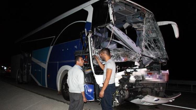 Yolcu otobüsü, önündeki kamyona çarptı: 1 ölü, 24 yaralı