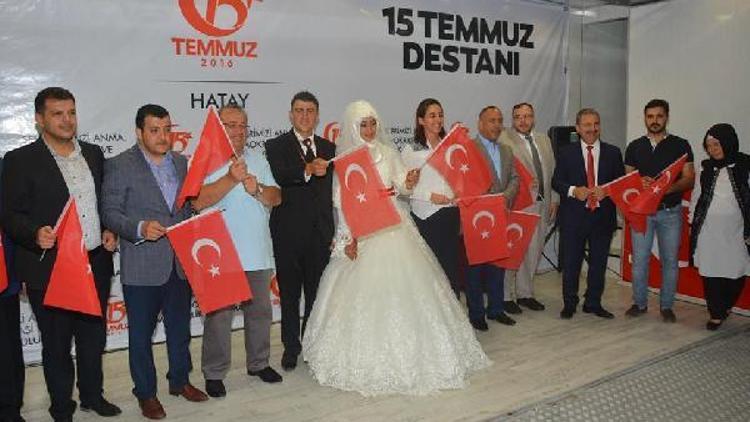 Hatayda gelin ve damat demokrasi nöbetine katıldı