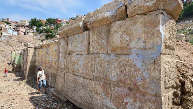 İzmirde tarihe destek sürüyor