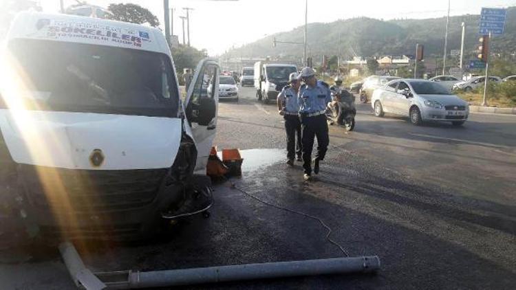 Servis minibüsü otomobille çarpıştı: 12 kadın işçi yaralandı