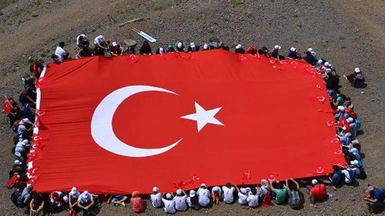 Palandökende şehitler için Türk Bayrağı açıldı