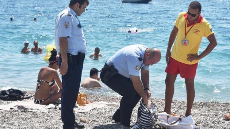 Polis denizde aradı, onlar sahilde yürüyüşte çıktı