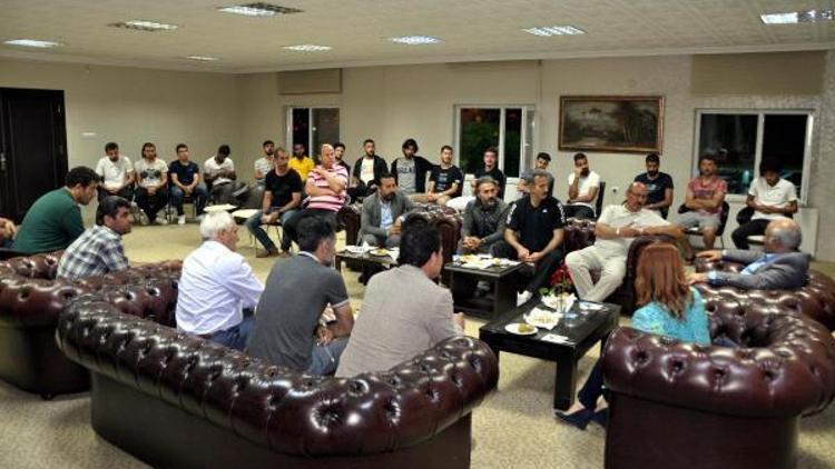 Van Valisi Zorluoğlu Van Büyükşehir Belediyesporlu futbolcularla buluştu