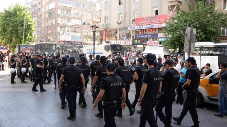 Diyarbakırda izinsiz protestoya polis müdahalesi: 32 gözaltı