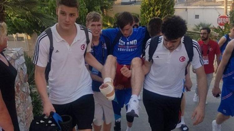 Türk sporcular rakip takımın sakat oyuncusunu otele kadar kollarında taşıdı