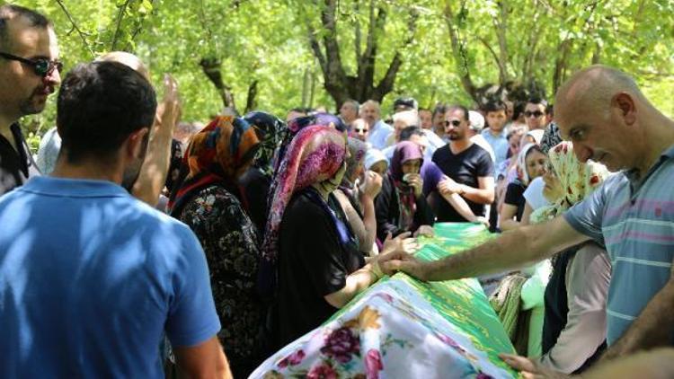 Kazada ölen eşi, çocuğu, anne ve babasını son yolculuklarına uğurladı