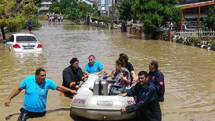 Afet elektriksiz bıraktı, cihaza bağlı Mert botla kurtarıldı