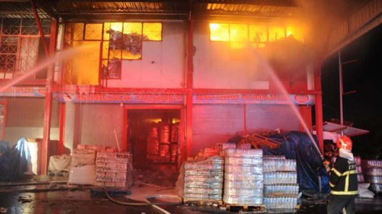 Gaziantep’te gıda toptancısında yangın: 3 itfaiyeci yaralandı