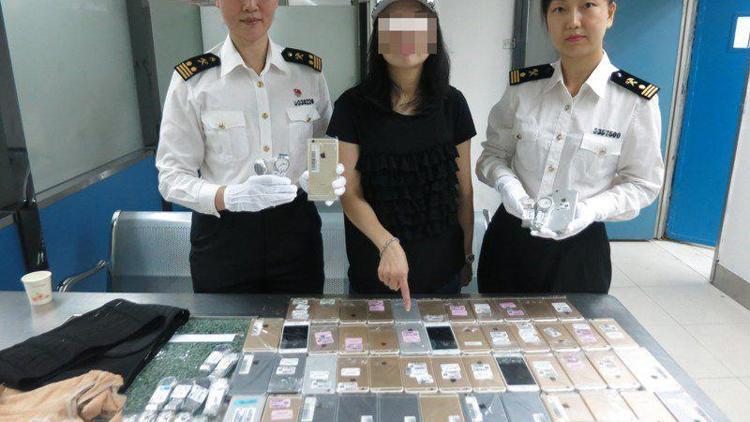 Kadın kaçakçı üzerine sardığı 102 iPhone ile yakalandı