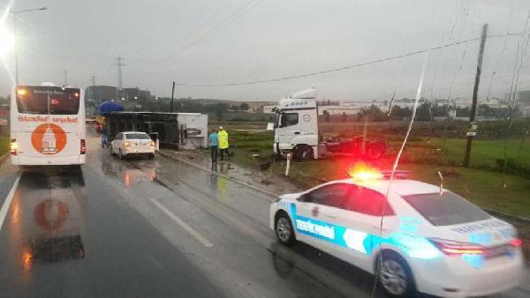 Lüleburgazda devrilen TIR, trafiği bir saat aksattı