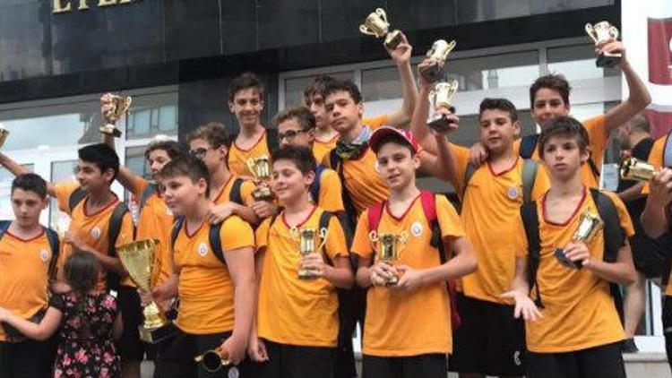 Galatasaray Minik Erkek Sutopu Takımı şampiyon oldu