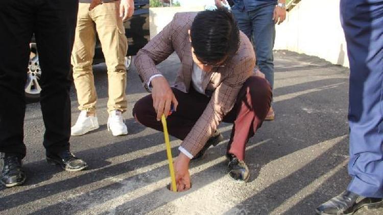 Başkale Kaymakamı ve Belediye Başkan Vekili Öztürk, asfaltın kalanlığını ölçü