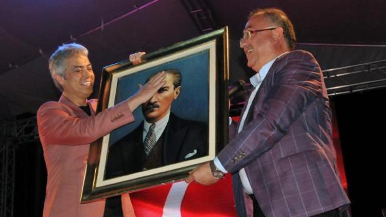 Cengiz Kurtoğlu, Yalova’da iki sepet dut karşılığı konser verdi