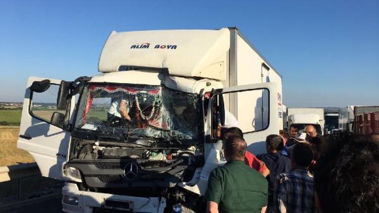 TIRa çarpan kamyonetin sürücüsü yaralandı
