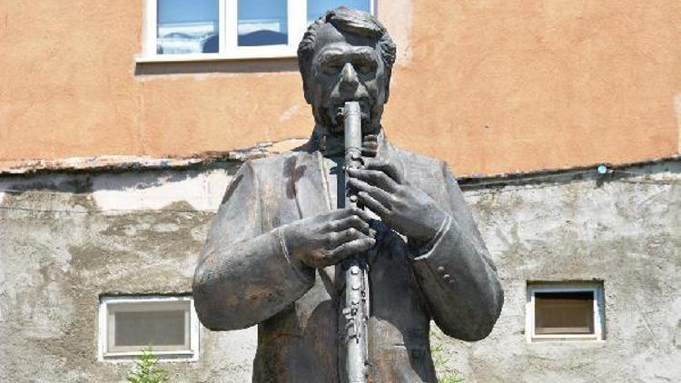 Tekirdağlı usta müzisyen Katil Hasanın heykeli dikildi