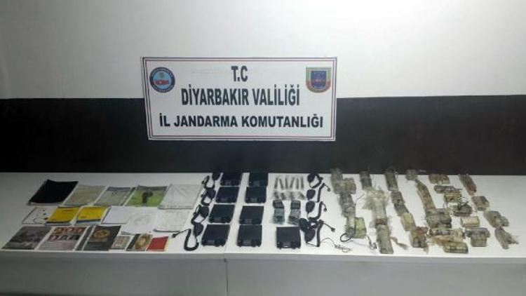 Lice kırsalında PKKlı teröristlere ait 190 kilo amonyum nitrat, patlayıcı ve telsizleri bulundu