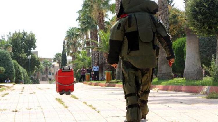 Park girişindeki kırmızı valiz, bomba paniği yaşattı