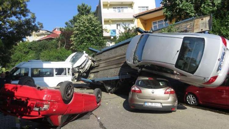 Beykozda araç taşıyan tır kaza yaptı; Cadde savaş alanına döndü (1)