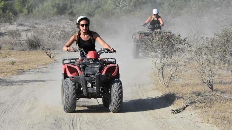 Turistler, ATV safariyle eğleniyor